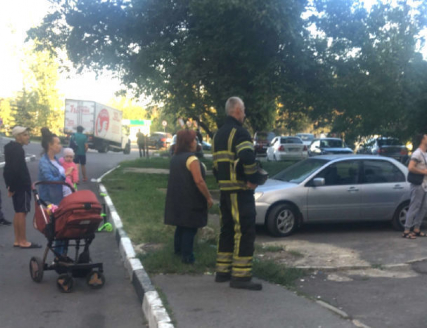 Угрожавший молотком полицейским мужчина попытался выброситься с 4-го этажа на Чеканах 