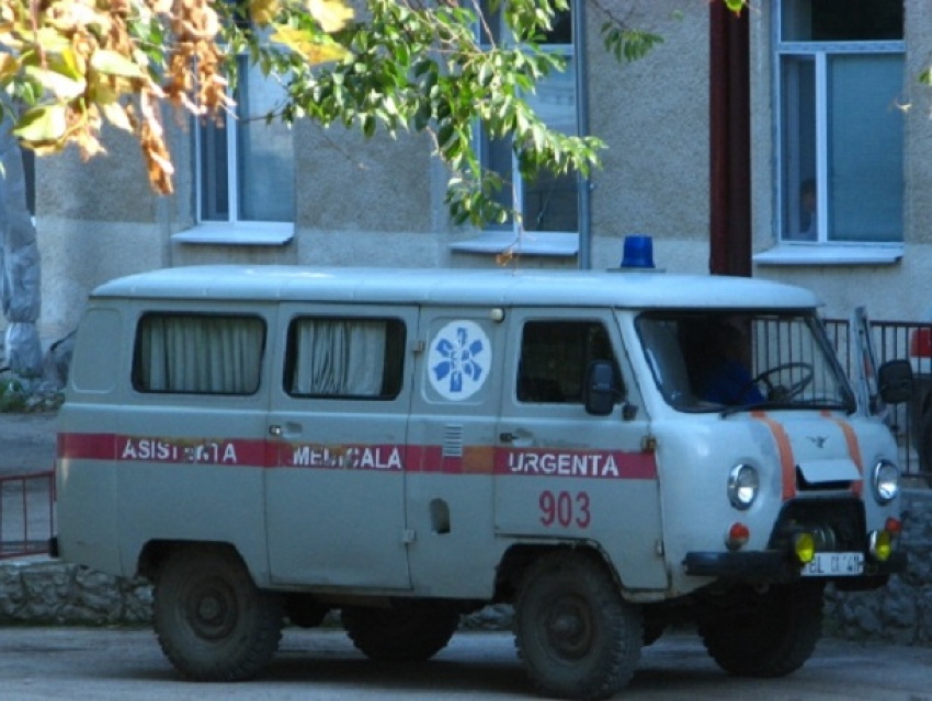 В Сынжерейском районе врач показал жуткую ржавую скорую помощь