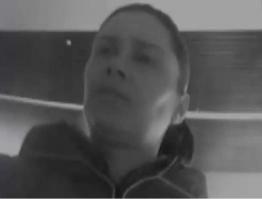 Брюнетка-воровка попала на видеокамеру банкомата в Кишиневе 