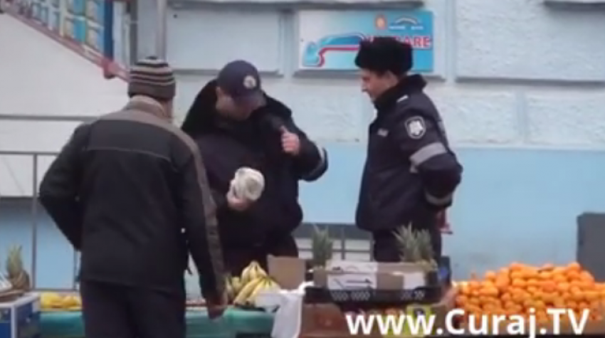 Кишиневские полицейские берут мзду бананами 