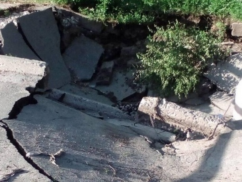 Огромный провал образовался на проезжей части дороги в секторе Ботаника