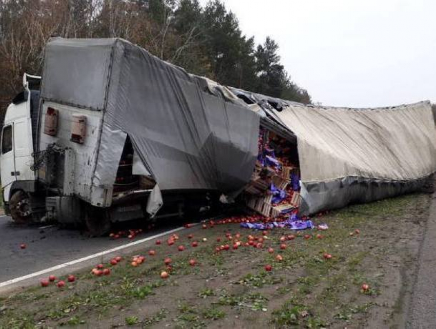 Грузовик с молдавскими яблоками опрокинулся на Украине