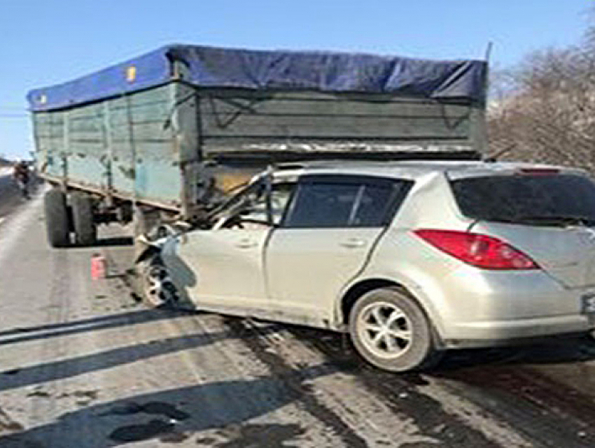 Смертельное ДТП под Одессой: легковушка врезалась в грузовик на скользкой трассе