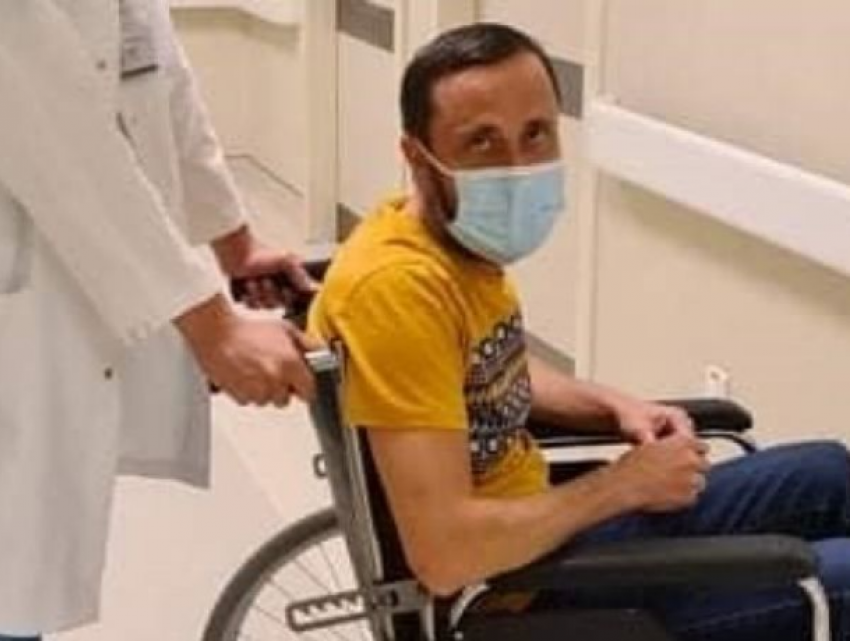 Сделавший потрясшее общество заявление педиатр остается в инвалидном кресле