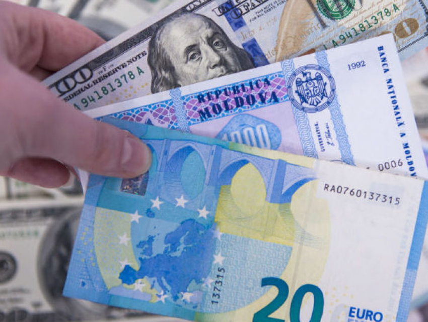 Доллар продолжает расти в цене, а евро слегка притормозил 