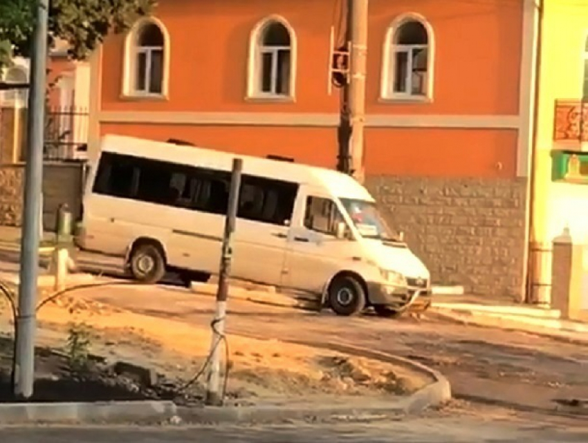 «Наглость и хамство»: рискованный прыжок через столб водителя маршрутки возмутил жителей Оргеева