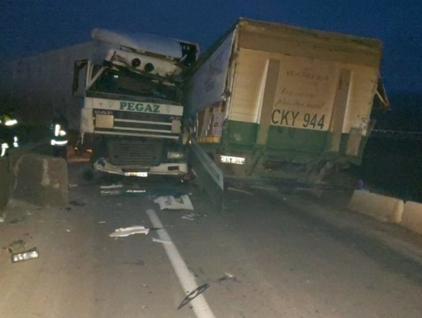 На одной из молдавских трасс столкнулись два грузовика