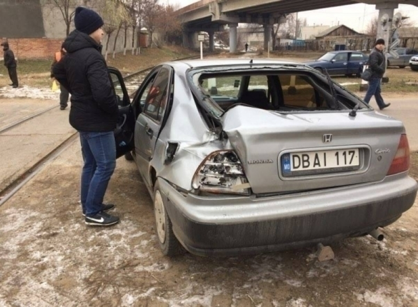 В Новоаненском районе поезд врезался в автомобиль