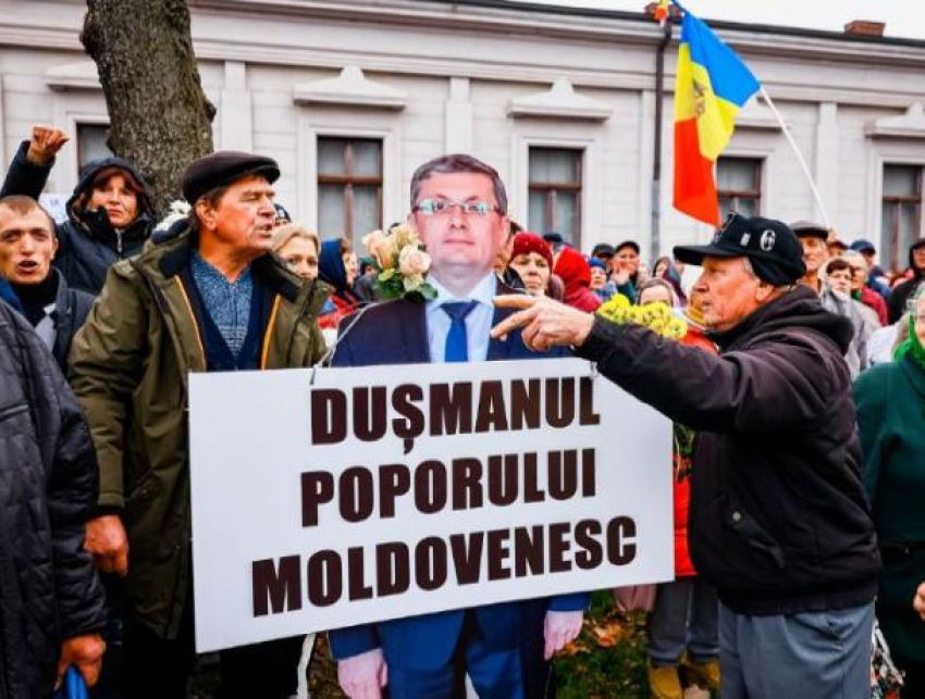 Протест с национальным флагом, трехцветной лентой и белыми хризантемами: Власть получила клеймо «врага народа»