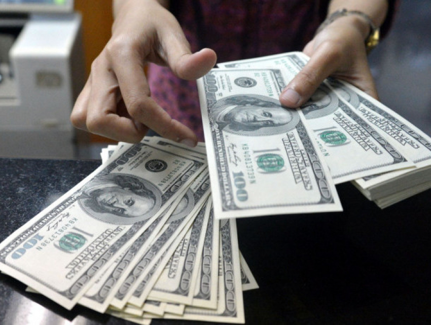 Доллар продолжает терять в цене, а евро замер в ожидании 