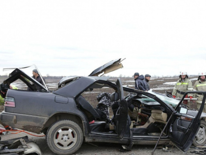 Смертельное лобовое столкновение автомобиля Mercedes с грузовиком произошло в Приднестровье 