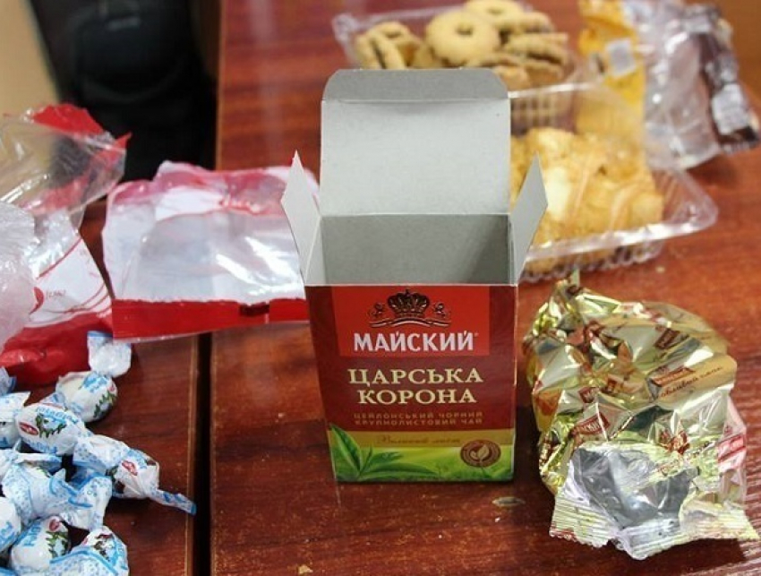 Чудеса изобретательности проявил парень при передаче веселящего чая и дурманящих конфет в суде Оргеева 
