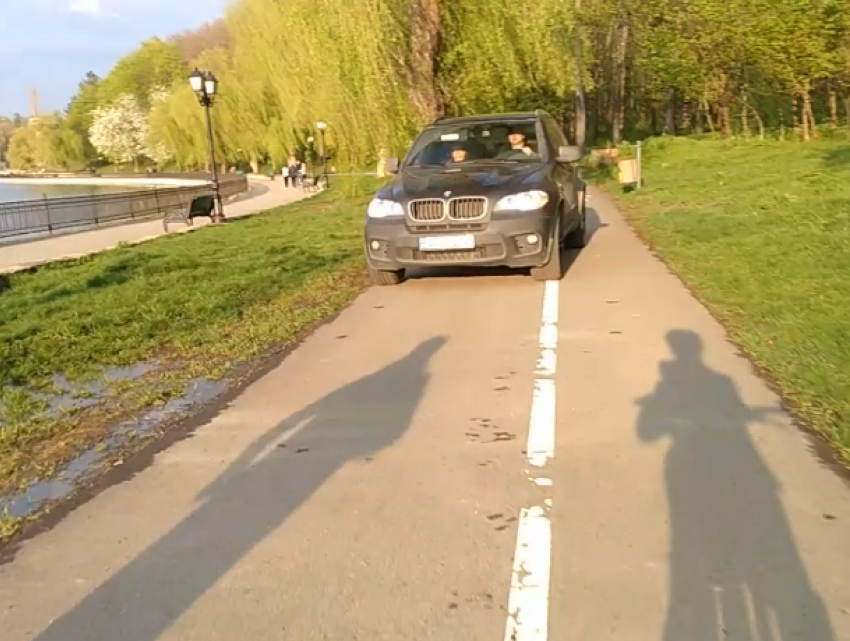 Полиция наказала наглого водителя BMW, который проехался по велодорожке в парке Валя Морилор