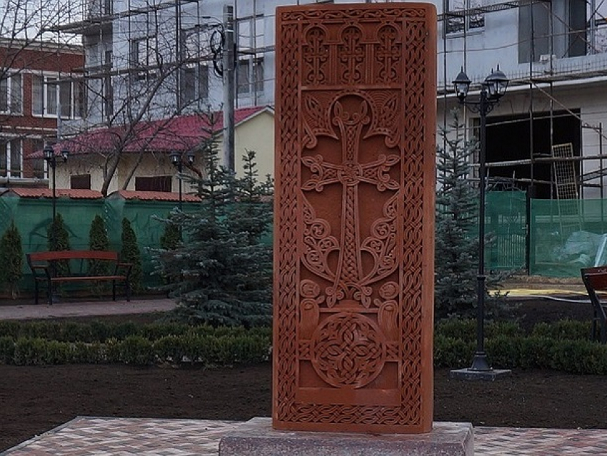 В центре Кишинева появился необычный каменный крест с Кавказа