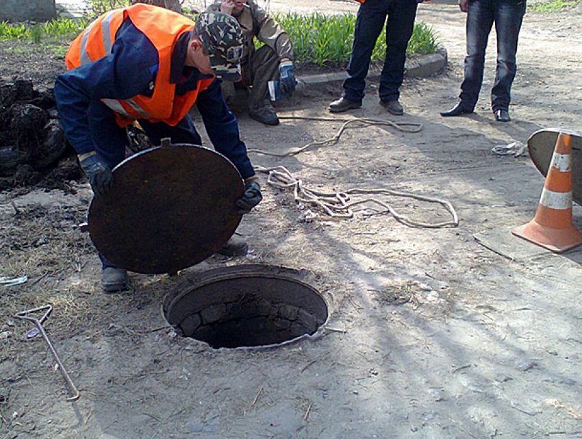 Рабочие в Чадыр-Лунге отравились скопившимся в канализации газом: один человек умер 