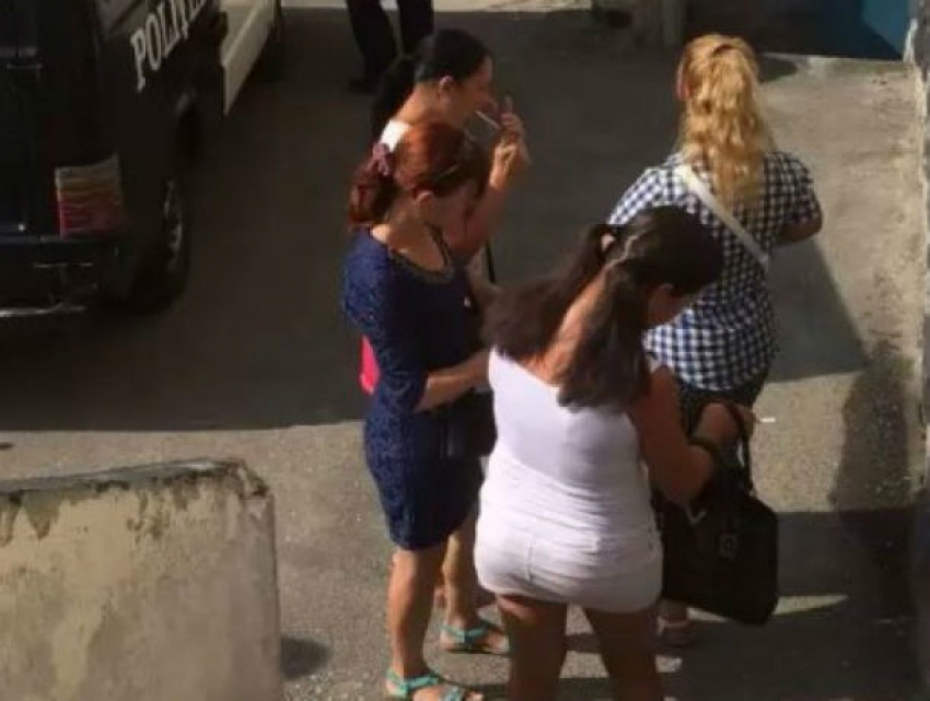 Задержание проституток на улице Каля Басарабией сняли на видео 