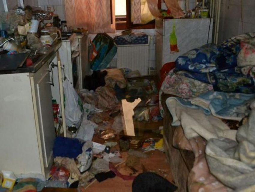 Соседей не выбирают: женщина из Каушан устроила в своей квартире мусорную свалку