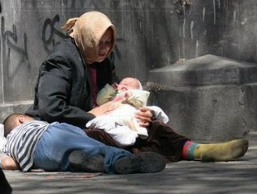 Попрошайничавшая с ребёнком на руках женщина в Кишинёве не смогла доказать, что она его мать 