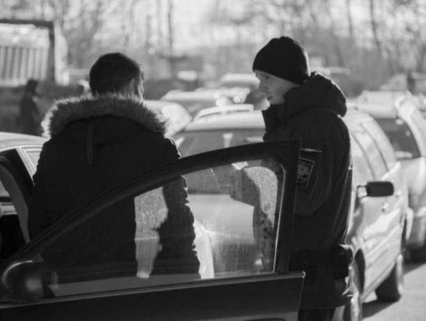 Двое граждан Молдовы попытались пересечь румынскую границу с проблемными документами за последние сутки