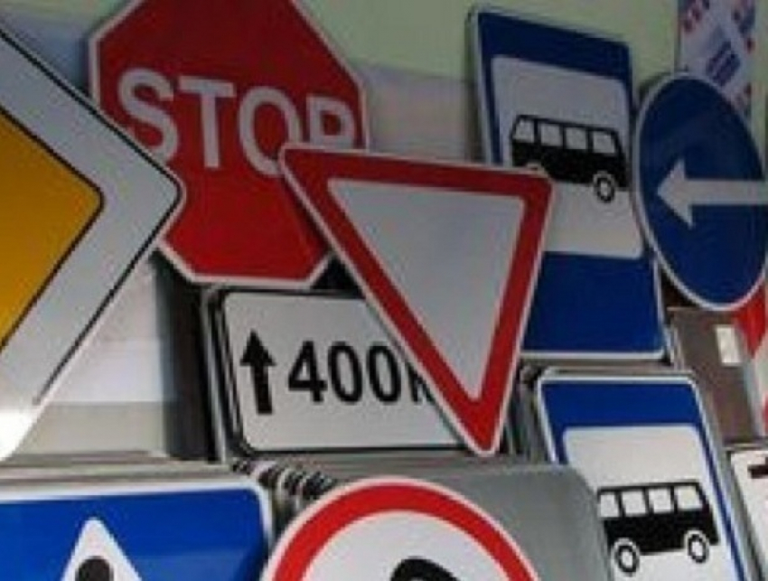 Интересные дорожные знаки в защиту пешеходов и велосипедистов появились в Молдове