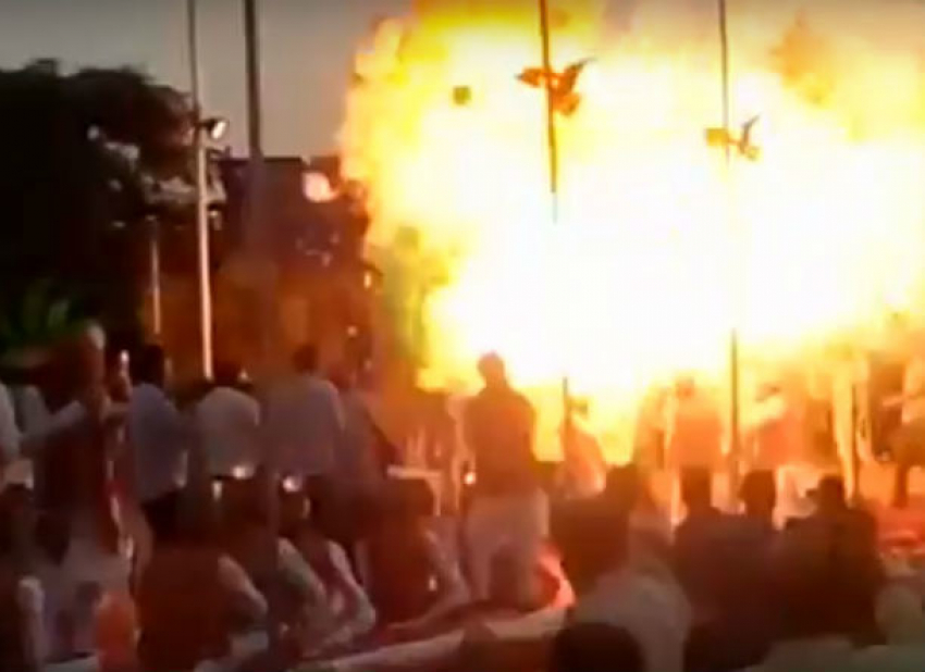 Жуткий взрыв с многими пострадавшими на празднике попал на видео