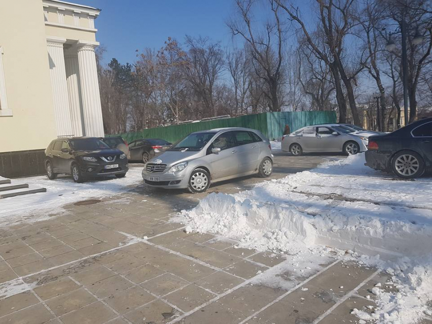 Ничего святого: площадь перед собором в Кишиневе превратили в суетливую парковку 