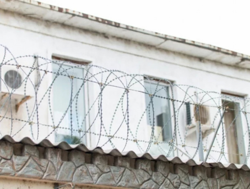 Скандал в пенитенциарной системе: сотрудник тюрьмы №6 обвиняется в вымогательстве денег