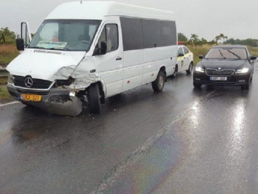 Легковушка врезалась в микроавтобус на трассе Кишинев – Хынчешты: человек получил перелом позвоночника