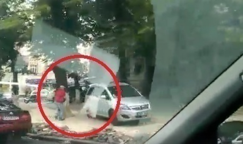 В центре Кишинева посреди дня воруют тротуарную плитку