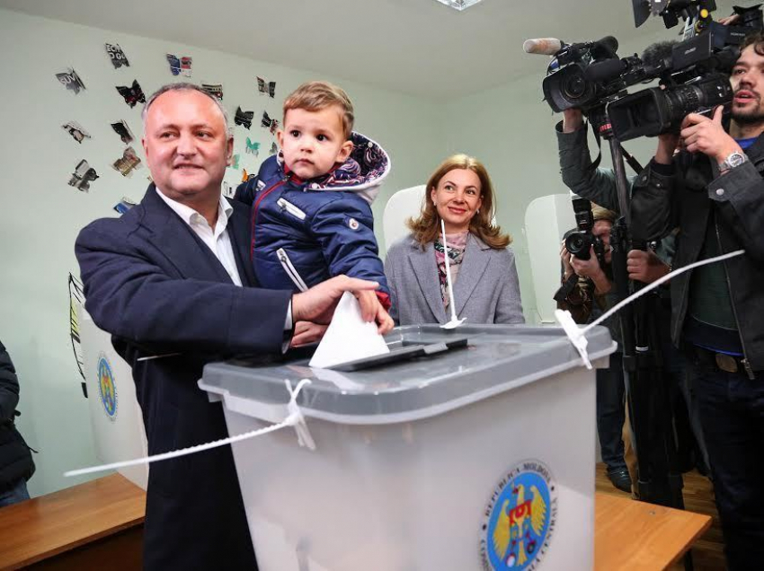 LIVE! Игорь Додон голосует на своем избирательном участке 