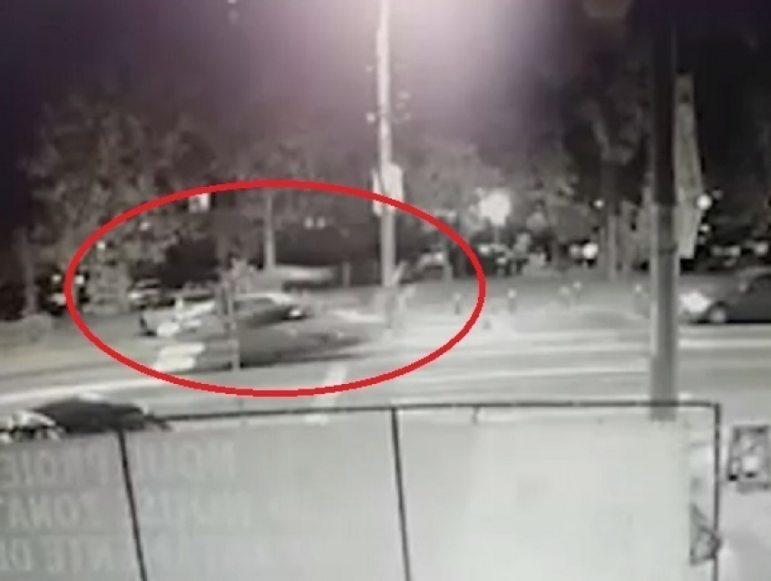 Жуткий полет подростков в воздухе после столкновения с машиной попал на видео