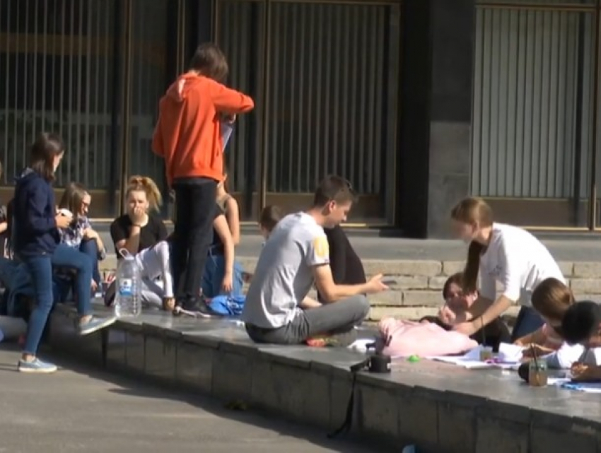 В Кишиневе молодежь призвала всех ходить в масках в общественных местах