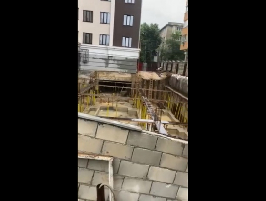 Срочно! В Кишиневе обвалился грунт на объекте незаконного строительства