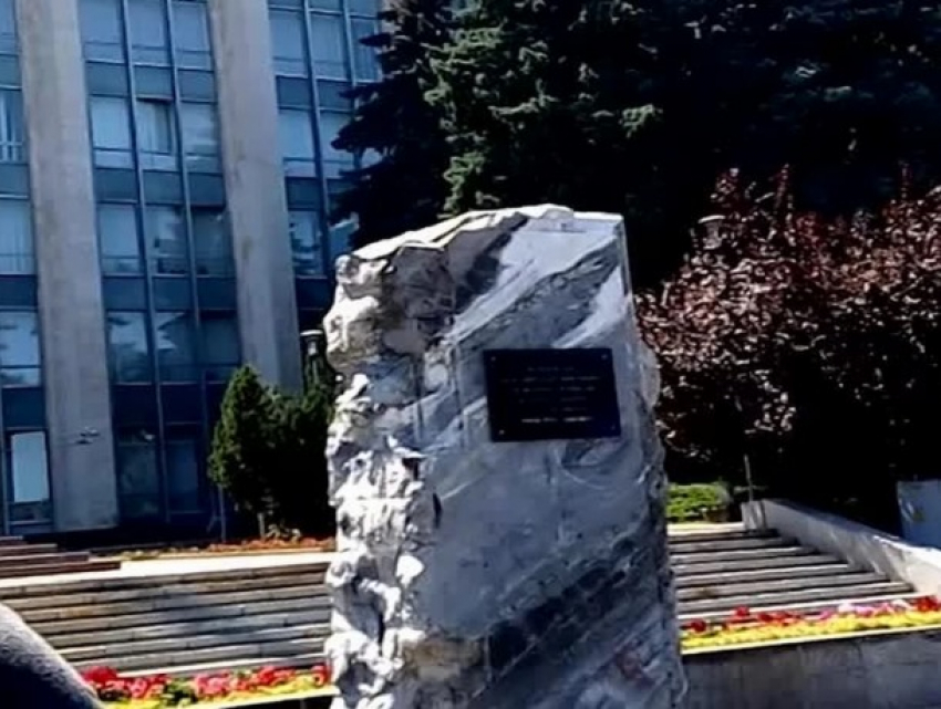С требованием снести камень Гимпу в примэрию обратилась общественная организация