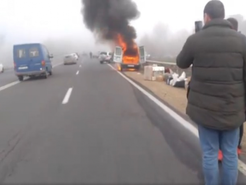 "Ждут взрыва» - близ Пересечина полыхает микроавтобус