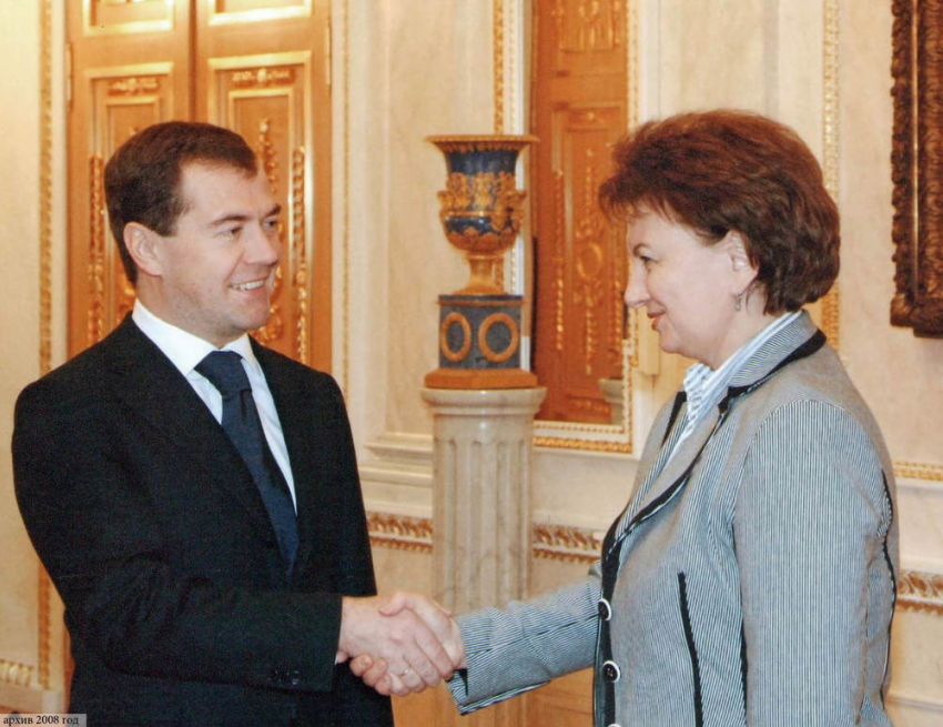 Зинаида Гречаный поздравила Дмитрия Медведева с переизбранием на пост председателя партии 