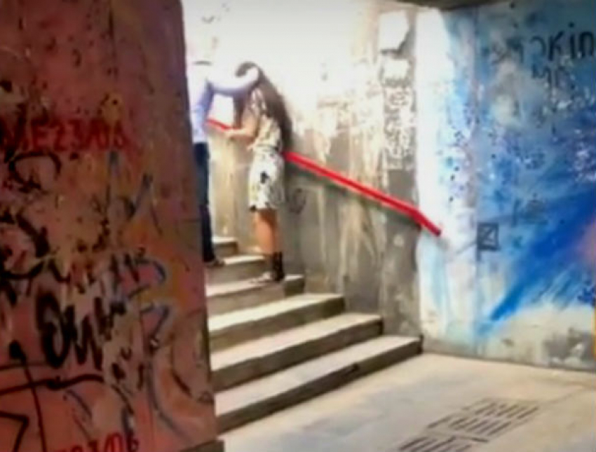 Избиение возлюбленной ревнивым мужчиной из-за «отметины» в столичном подземном переходе сняли на видео