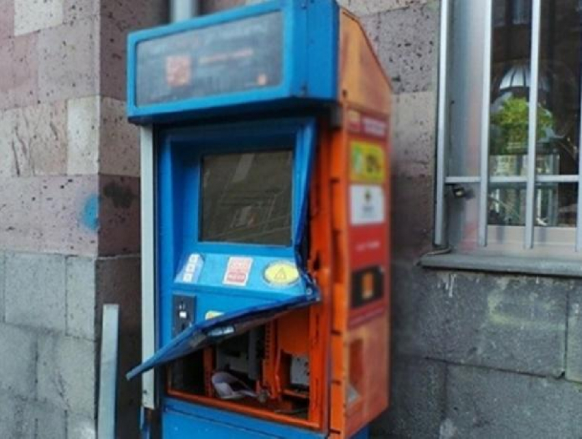 В Вулканештах злоумышленники неудачно попробовали ограбить банкомат
