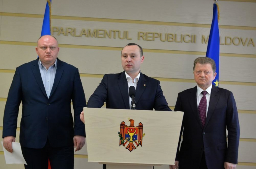 Социалисты: Граждане Молдовы не голосовали за этот «Дом-2» в парламенте, они хотят досрочных выборов