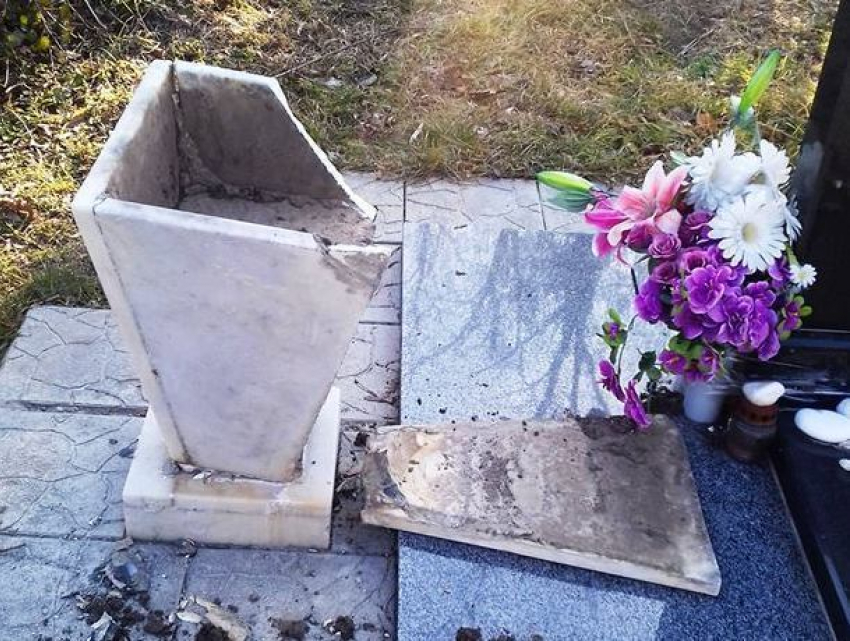 Вандалы разгромили надгробия на Армянском кладбище