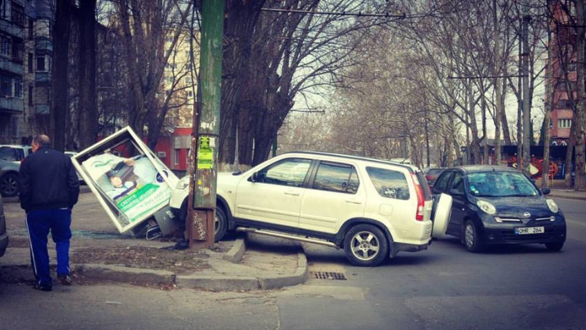 В Кишиневе водитель снес рекламное панно
