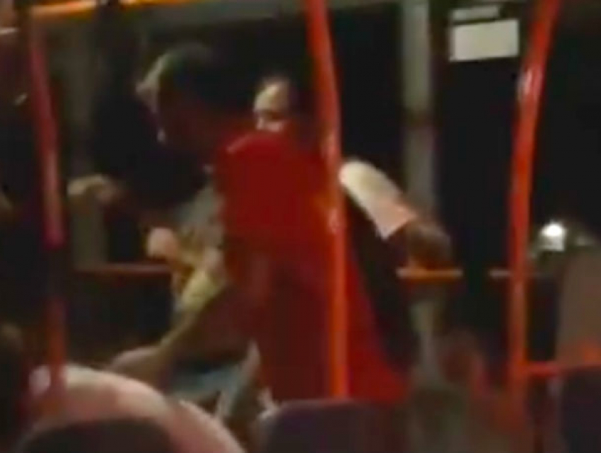 Кровавое побоище с ударом в грудь женщины-кондуктора в троллейбусе Кишинева сняли на видео