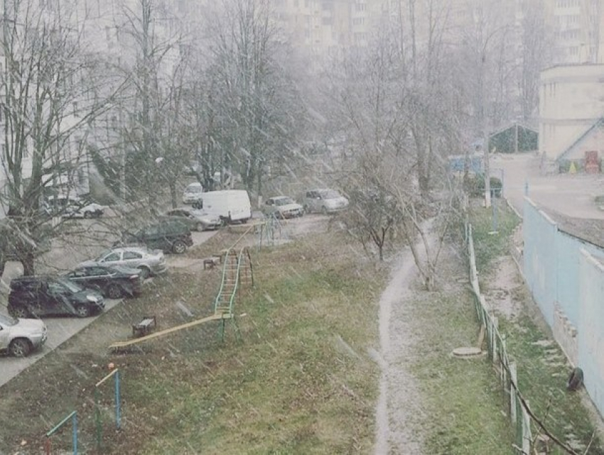 Вопреки прогнозам метеорологов, после ритуала молодых мам на Молдову обрушились снегопады