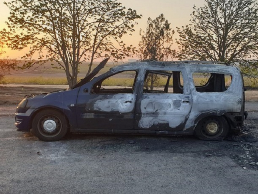 Под Кишиневом выгорел автомобиль такси, от машины почти ничего не осталось