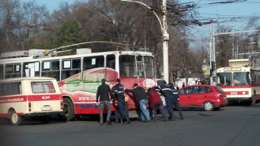 В центре Кишинева образовалась пробка из-за сломавшегося троллейбуса