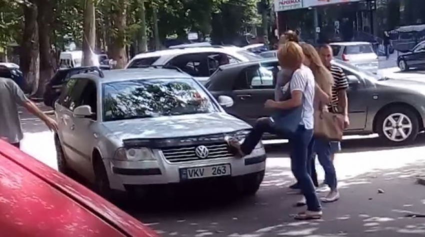 На Буюканах автомобилист наехал на женщину на тротуаре и полез в драку