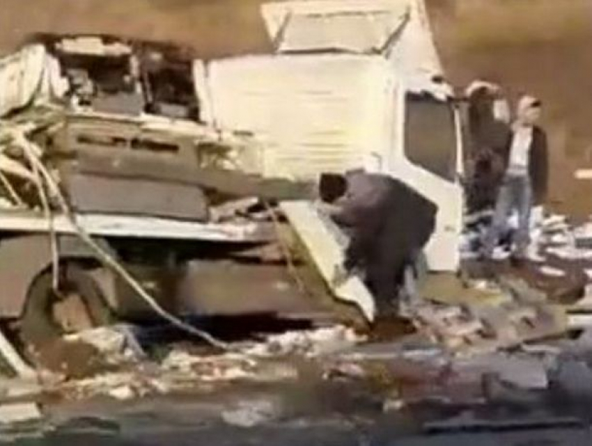 Грузовик разнесло на части в результате аварии на трассе Кишинев – Бельцы  