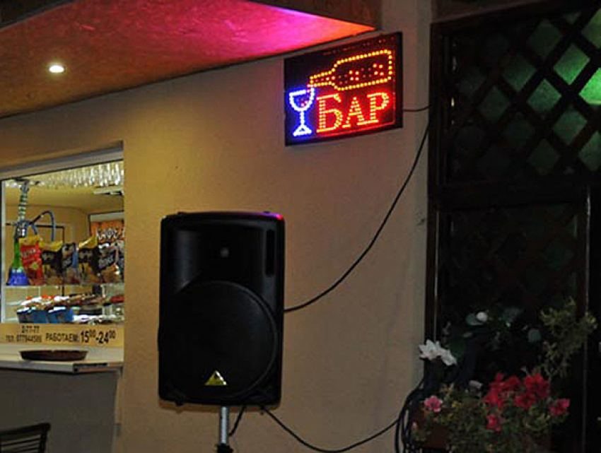 Зверское избиение мужчины у бара в Дубоссарах совершили разъяренные супруги