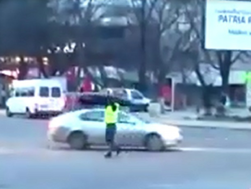 Неожиданного регулировщика движения автомобилей на столичном перекрестке сняли на видео