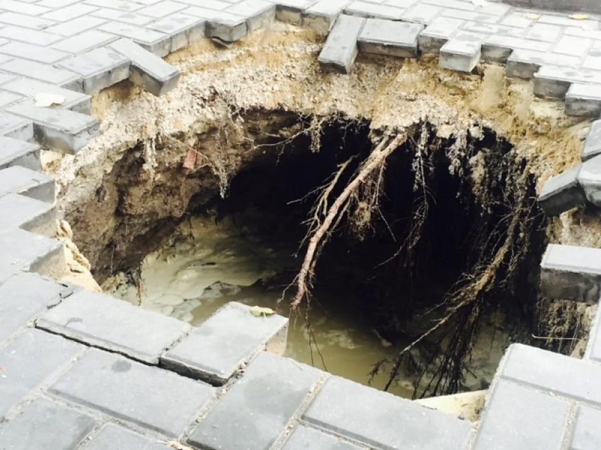 На Ботанике на парковке произошел крупный обвал почвы